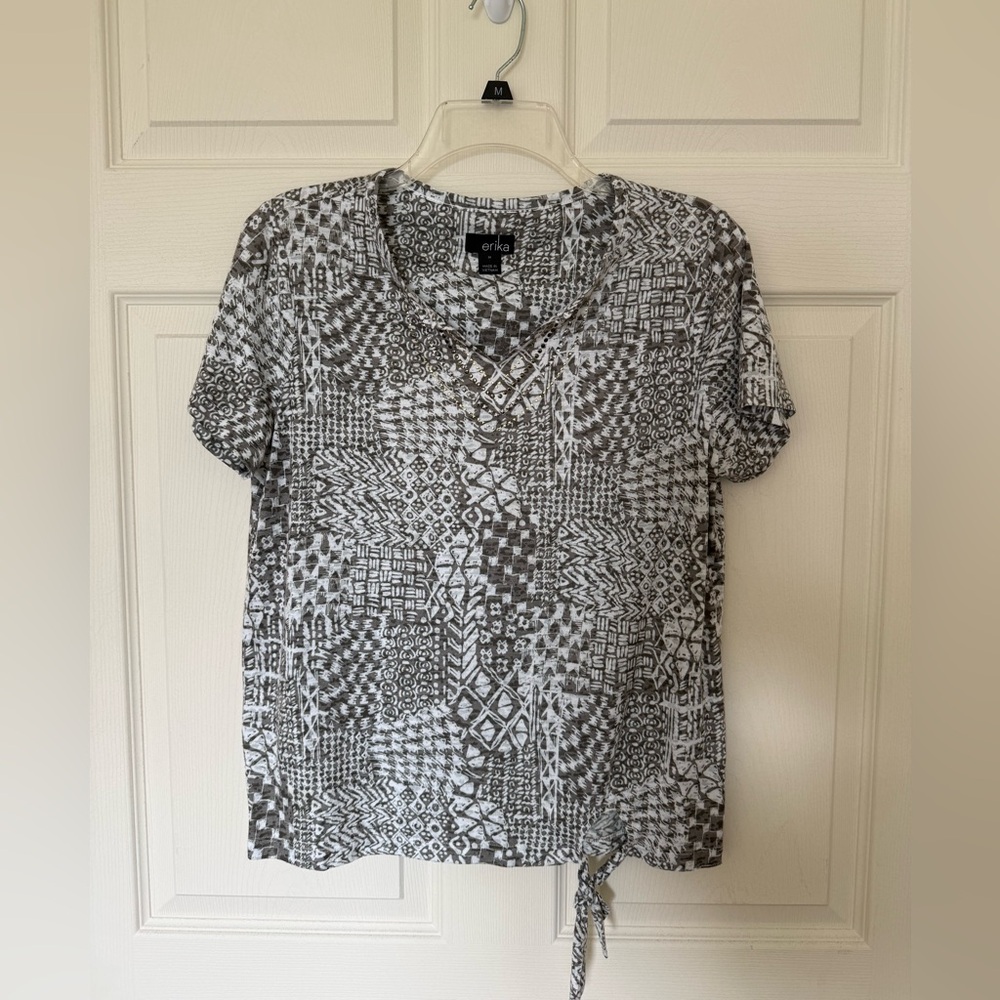 Erika Gray & White Patterned Short Sleeve Women's Top